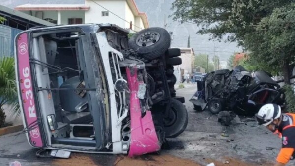 Autobús se queda sin frenos y provoca aparatoso accidente (VIDEO)