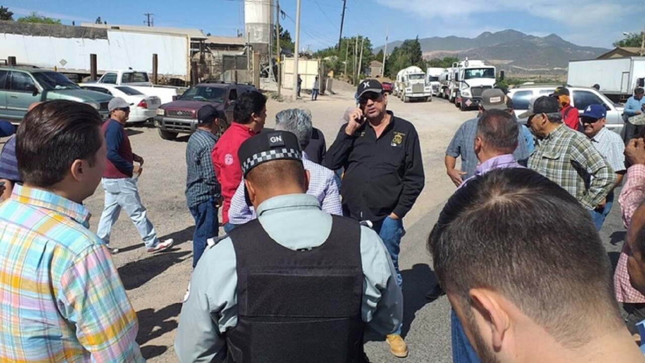 Trabajadores de la sección 65 del Sindicato Nacional de Mineros de Cananea cumplieron seis horas de bloqueo en la carretera federal México 2 en el entronque entre Cananea-Ímuris, en Sonora, que realizan para exigir al gobierno federal la solución definitiva de la huelga que suma 16 años en la mina Buenavista del Cobre, del consorcio Grupo México.