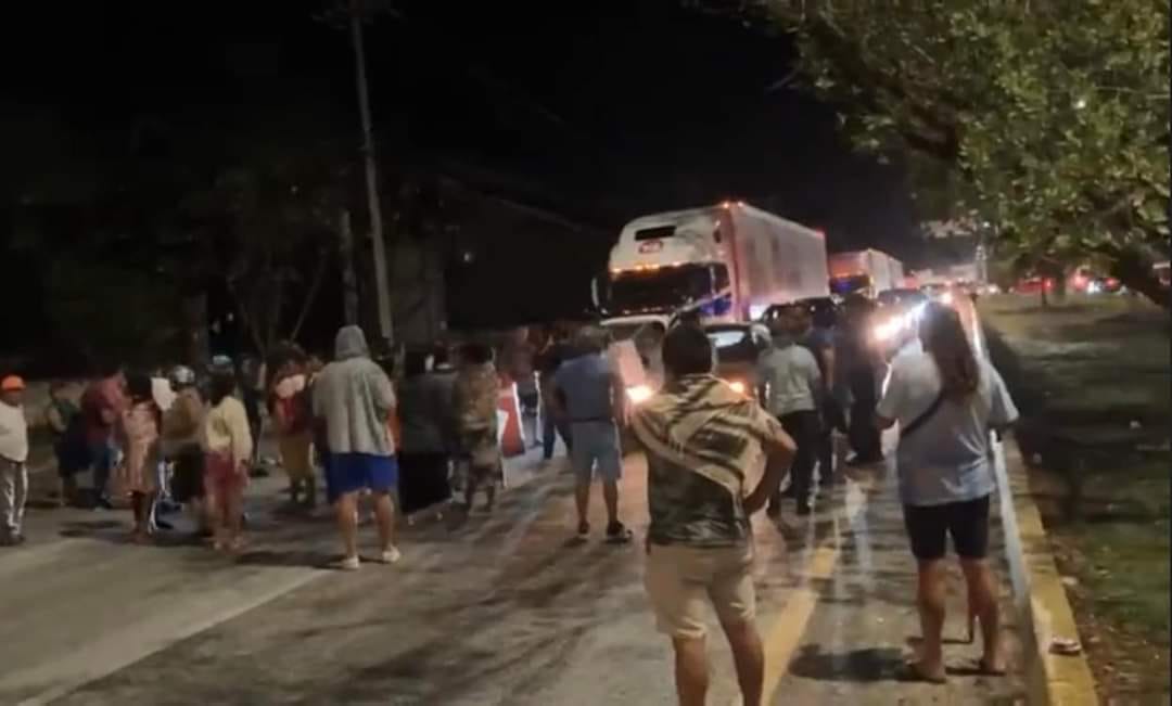 Tres detenidos tras bloqueo carretero en Playa del Carmen; un grupo de vecinos de la colonia Colosio protestaba por detención de un abogado.