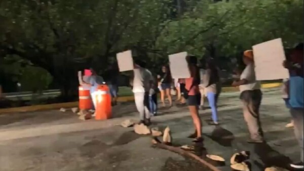 Tres detenidos tras bloqueo carretero en Playa del Carmen.