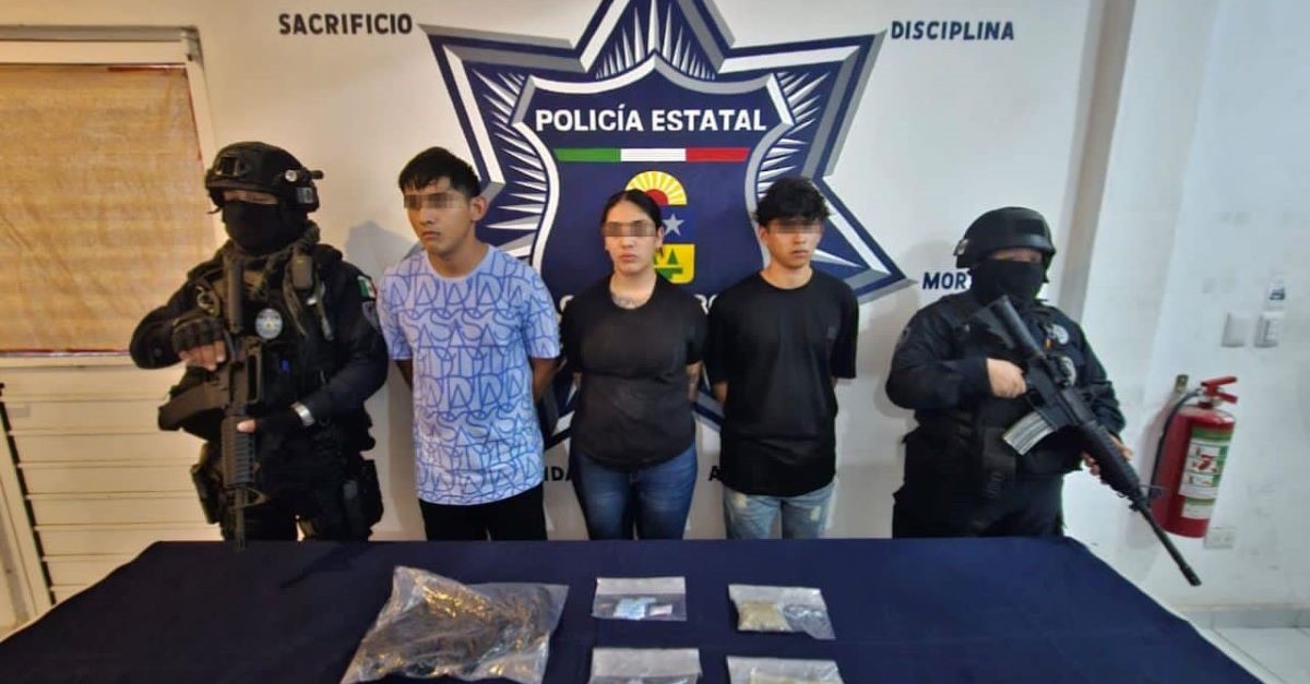 Detienen a dos hombres y una mujer por delitos contra la salud en Tulum; hacían transacción con drogas cuando les cayó la Policía.