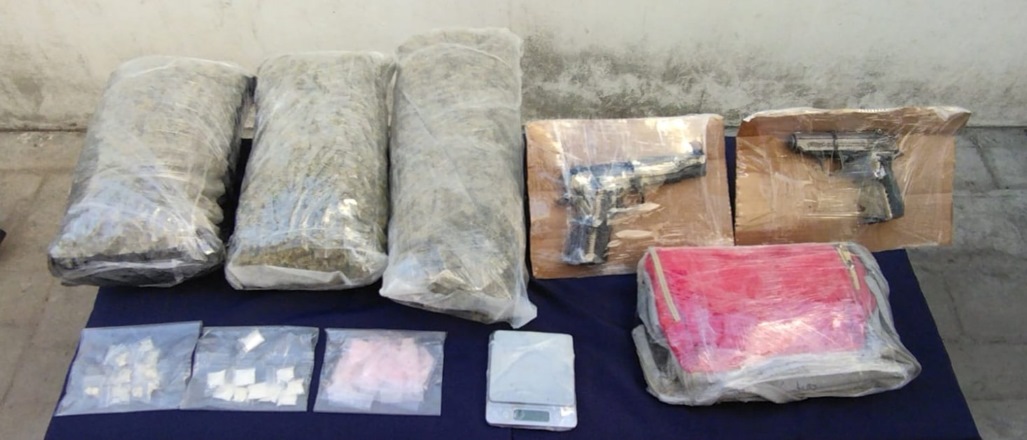 Detienen a un hombre y una mujer con drogas y 'armas' en Playa del Carmen; tenían su centro de operaciones en un departamento de Palma Turquesa.