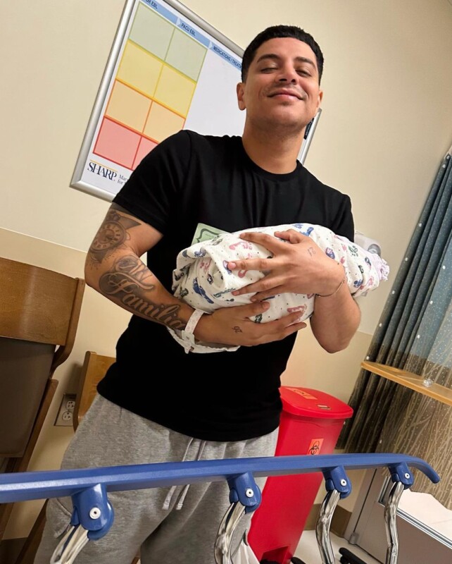 Eduin Caz y Daisy Anahy le dan la bienvenida a su bebé