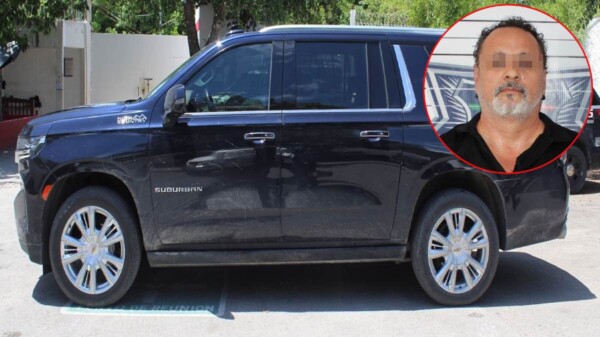 En Cancún detienen a sujeto con camioneta con reporte de robo.