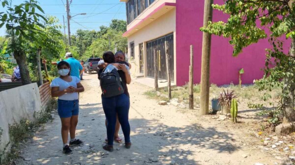 Papás y niña de 8 años mueren asfixiados en su vehículo por ola de calor en Tabasco.