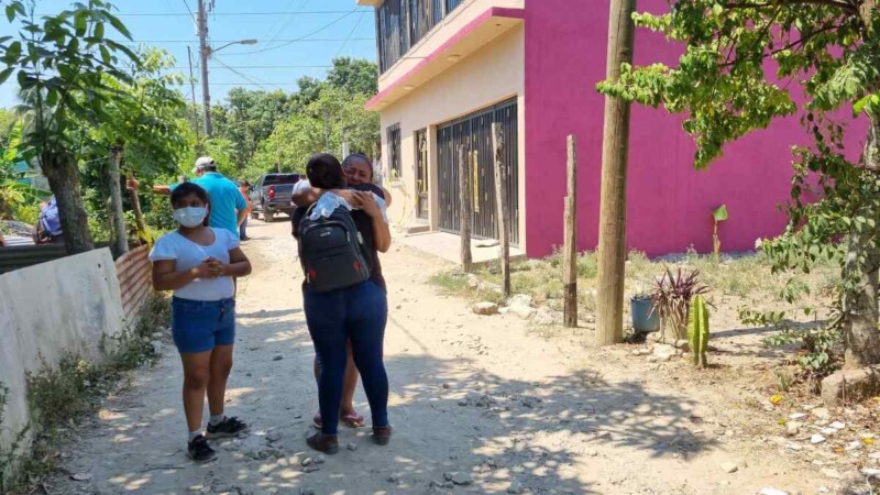 Papás y niña de 8 años mueren asfixiados en su vehículo por ola de calor en Tabasco.