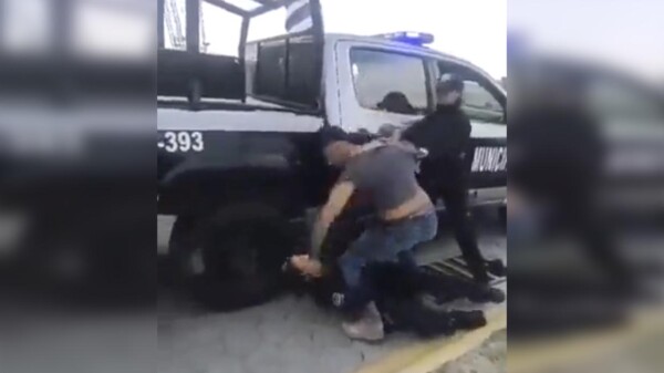 Detienen a sujeto por propinar golpiza a mujeres policías 