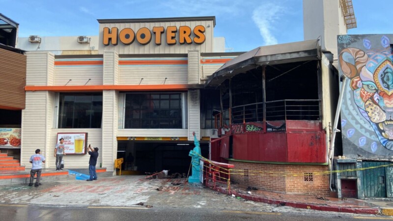 Voraz incendio arrasa con pizzería en la zona hotelera de Cancún