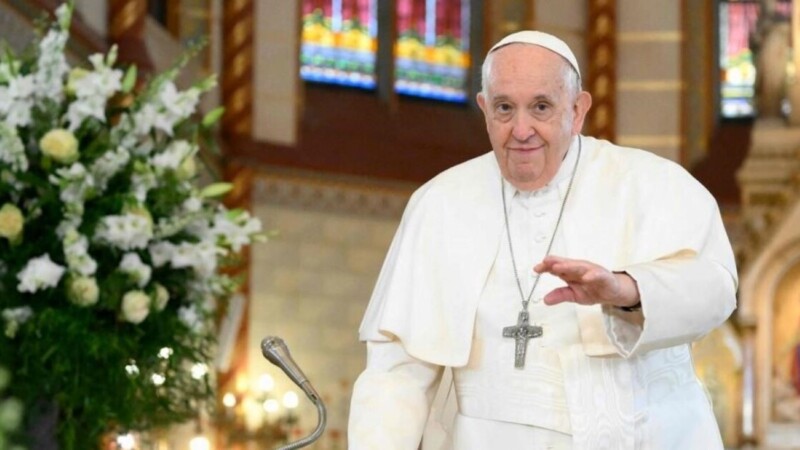 Mejora la salud del papa Francisco y trabaja en el hospital, tras ser operado.