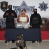 Binomio canino detecta a mujer con droga en terminal de autobuses de Cancún