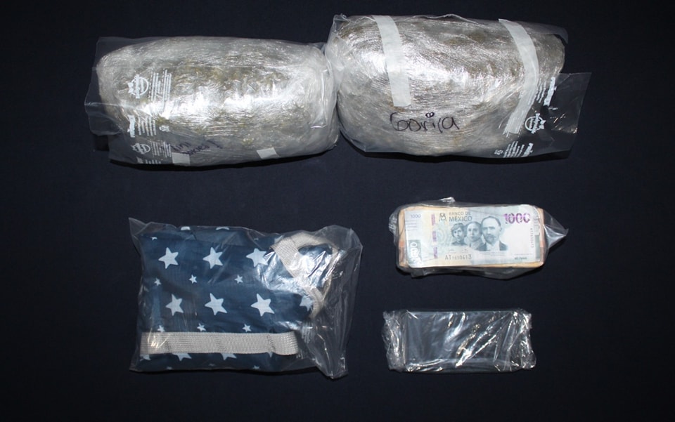 Binomio canino detecta a mujer con droga en terminal de autobuses de Cancún; además, a Lourdes Jovana le hallaron 100 mil pesos en efectivo.