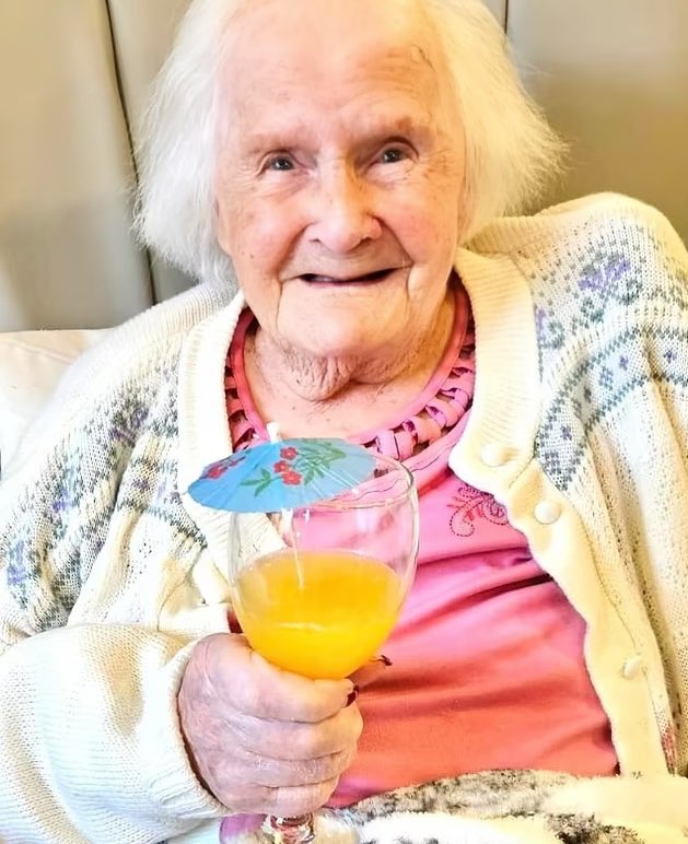 Mujer de 108 años revela el secreto para la longevidad; Ada Daniel, de Derbyshire, compartió que es mejor tener perros en lugar de hijos.