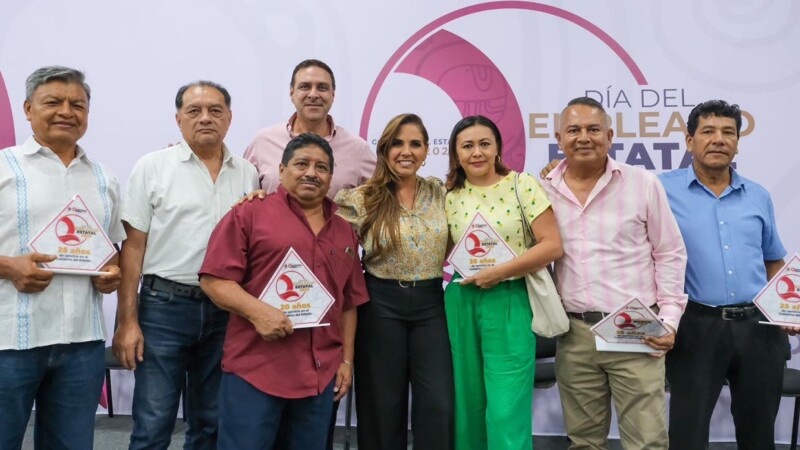 Entrega Mara Lezama reconocimientos a trabajadores por años de servicio