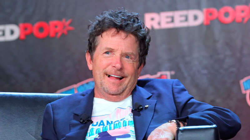 Michael J. Fox sufre una caída en un panel sobre "Back to the future"