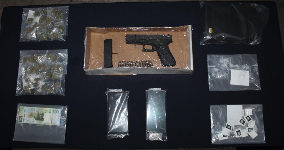 Detenidos con drogas y arma de fuego en la Supermanzana 227 de Cancún; a Emir "N" y Jesús "N" les decomisaron varias dosis de enervantes.