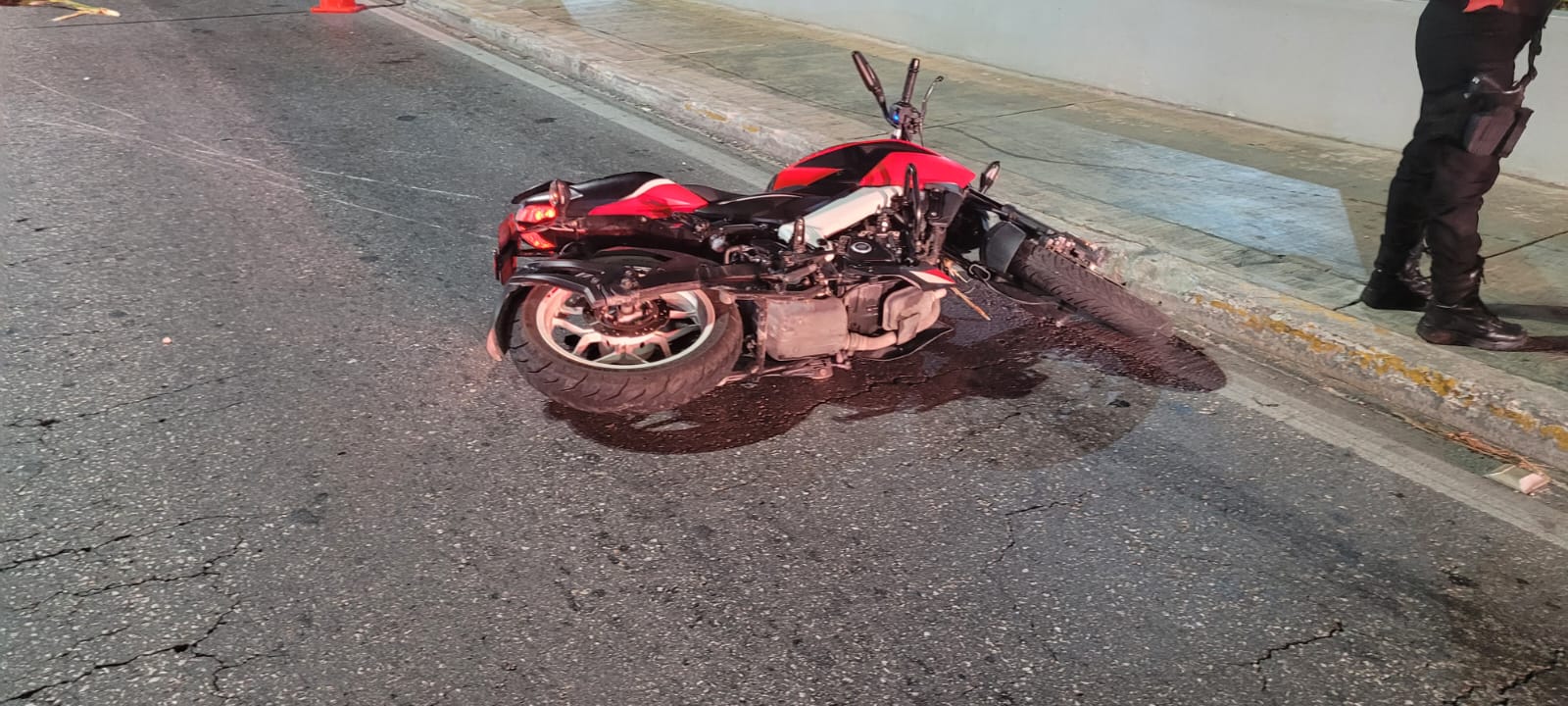 Pareja fallece en un accidente en moto en la Zona Hotelera de Cancún; conductor perdió el control en una curva y tras brincar el camellón chocó contra un auto.