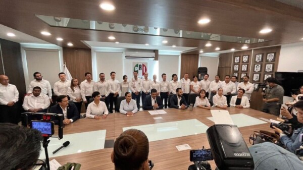 Desbandada en el PRI-Hidalgo, renuncian 8 diputados y 18 más