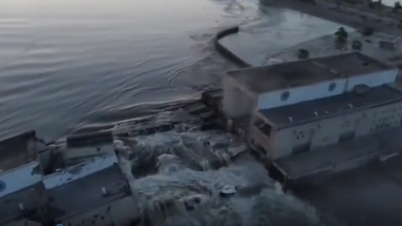 Destrucción de presa en Ucrania deja 24 poblados inundados