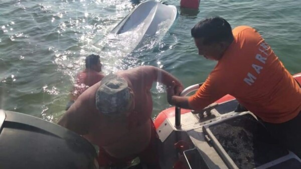 Rescatan marinos rescatan a cinco personas en la bahía de Chetumal