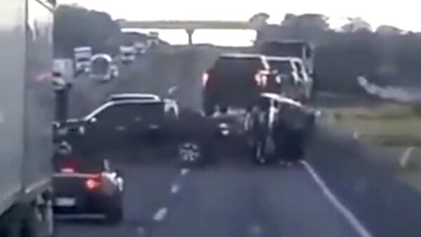 A plena luz del día, sicarios cierran autopista para robar autos