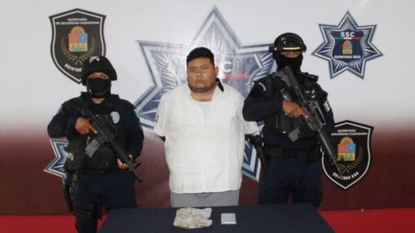 Detienen a taxista con droga en el fraccionamiento La Selva en Cancún