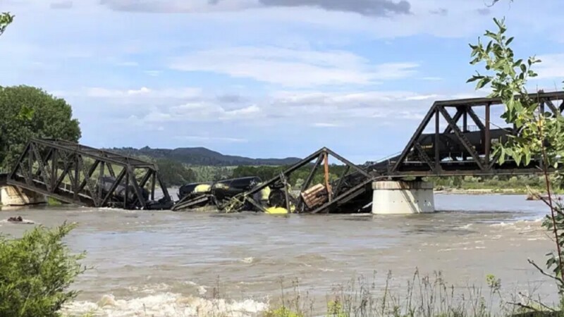 Derrumba tren de carga puente en río Yellowstone en Montana