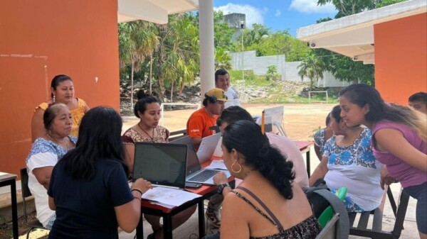 Gobierno de Diego Castañón fortalece orientación a mujeres artesanas de Tulum