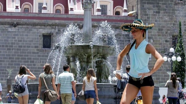 Derrama multimillonaria por turismo internacional en abril