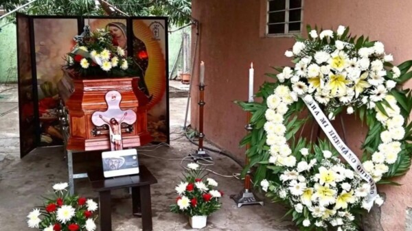 Velan el cuerpo de Hipólito Mora en su casa en La Ruana, Michoacán.