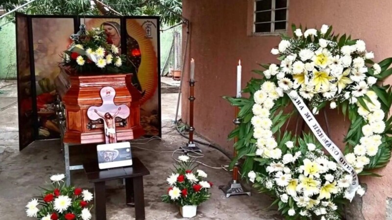 Velan el cuerpo de Hipólito Mora en su casa en La Ruana, Michoacán.