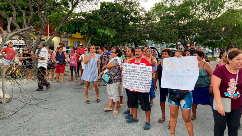 Vecinos de las Sm. 225 y 226 se quejan de Aguakan por falta de agua