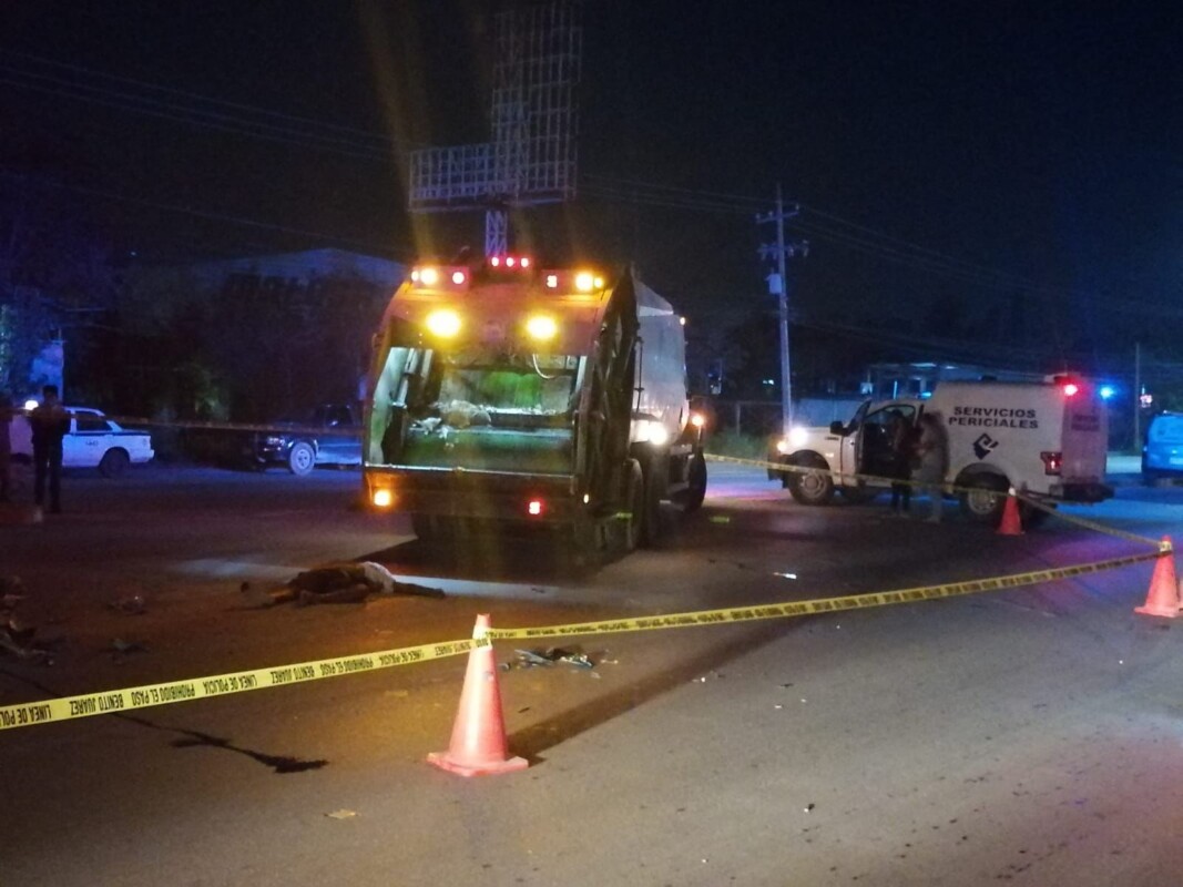 Joven motociclista pierde la vida en accidente de tránsito en Cancún; el chofer de un camión de recoja de basura se le atravesó.