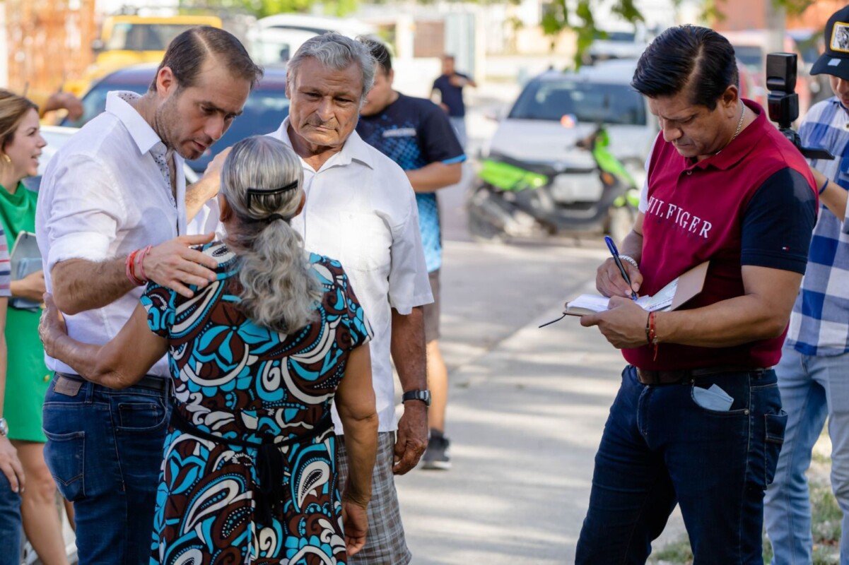 Diego Castañón visita el fraccionamiento Las Palmas de Tulum; escucha y atiende el presidente municipal las demandas de vecinos.