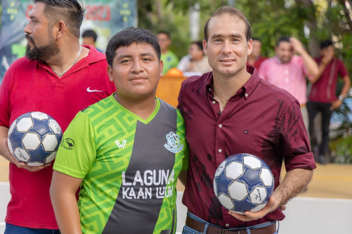 Diego Castañón encabeza arranque de torneo de futbol intertelesecundarias en Tulum; entrega el edil parte del material deportivo a alumnos.