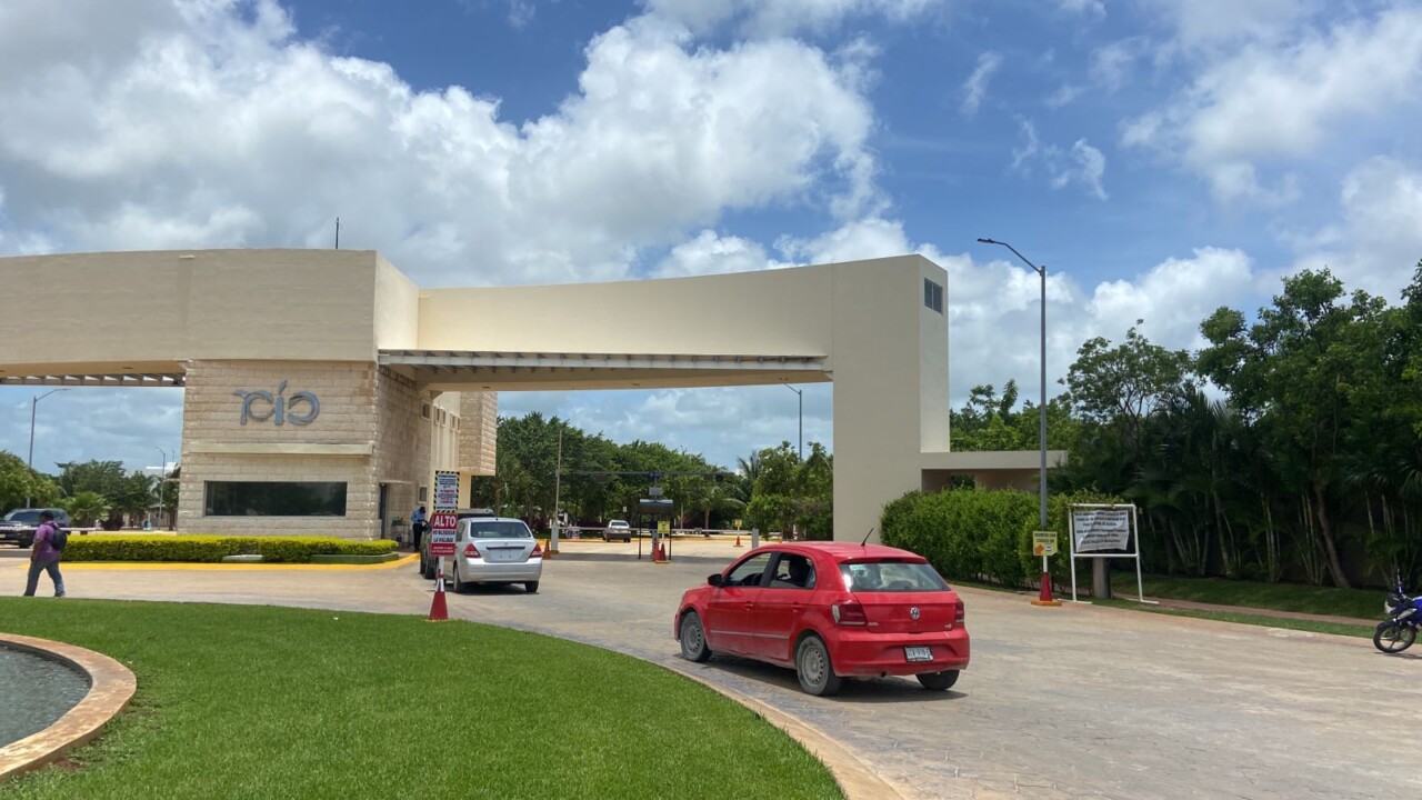 Mueren tres trabajadores asfixiados en el residencial Río Cumbres en Cancún; una cuarta persona fue llevada grave a una hospital privado.