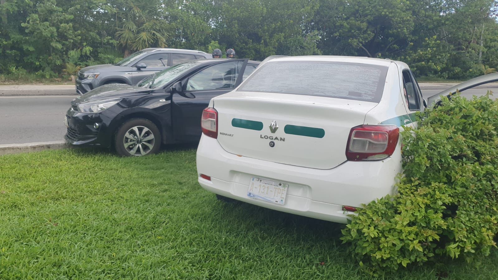 Protagoniza taxista aparatoso choque en la Zona Hotelera de Cancún; al realizar una maniobra para cambiar de carril lo impacta auto particular.