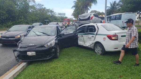 Protagoniza taxista aparatoso choque en la Zona Hotelera de Cancún.