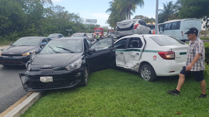Protagoniza taxista aparatoso choque en la Zona Hotelera de Cancún.