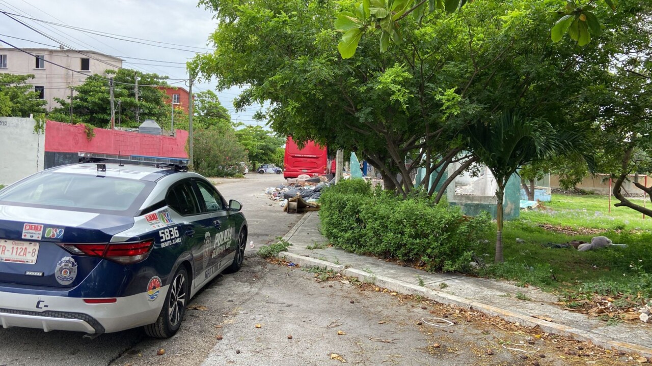 Hallan muerta a una persona en un parque de la Supermanzana 64 de Cancún; podría tratarse de una persona en situación de calle.