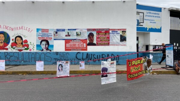 Madres de personas desaparecidas protestan frente a FGE en Cancún.