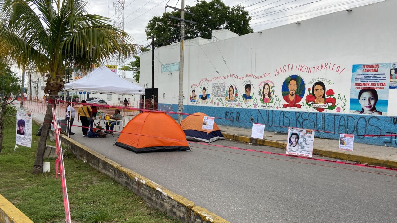 Madres de personas desaparecidas protestan frente a FGE en Cancún; permanecerán en plantón en forma indefinida.
