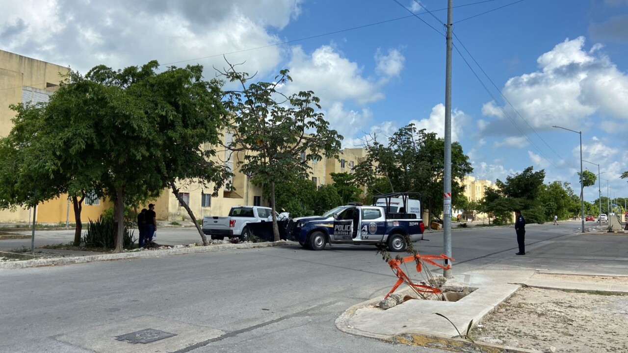 Hallan restos humanos en bolsas en avenida que separa a Paseos del Mar y Paseo Nikté en Cancún; podría tratarse de dos víctimas.