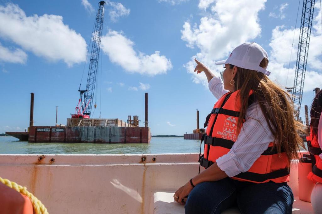 Con funcionarios del Gobierno de México constata que va en tiempo y forma, con más del 22% de avance físico.