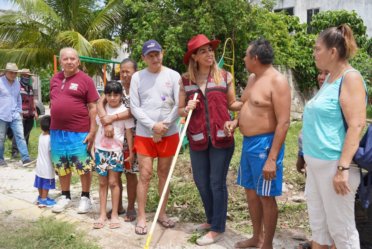 La senadora de Morena acudió a la Región 216, en el fraccionamiento Galaxias La Guadalupana, donde con vecinos limpió un área verde,