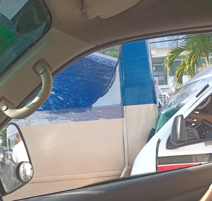 Fuerte choque en la Portillo y Kabah deja 20 pasajeros heridos (VIDEO); combi de la Franja se estampó en la parte posterior de camión hotelero.