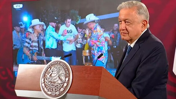 López Obrador dedica canción de Grupo Firme a sus opositores