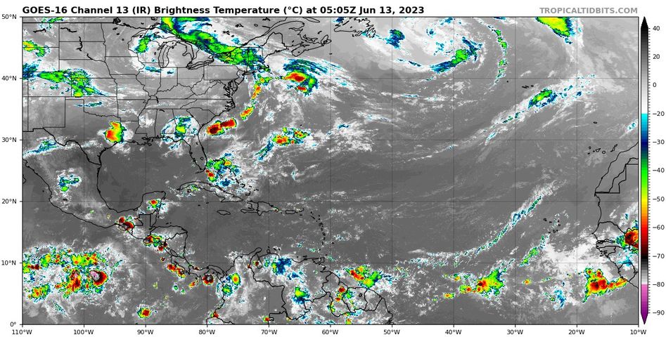 Pronóstico del clima para hoy martes 13 de junio 2023 en Quintana Roo; cielo medio nublado con probabilidad de chubascos para la entidad.