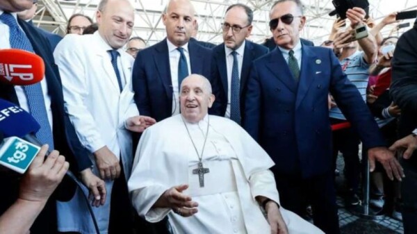 Tras cirugía dan de alta al Papa Francisco.