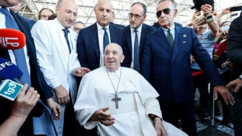 Tras cirugía dan de alta al Papa Francisco.