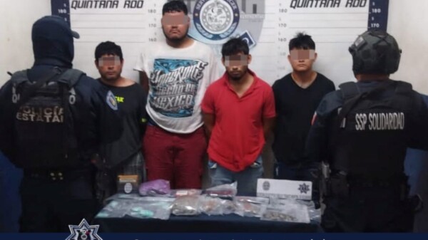 Detienen a narcocélula con 149 dosis de drogas y cartuchos en Playa del Carmen.